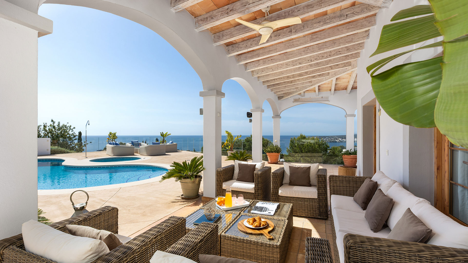 Terrasse mit überdachtem Loungebereich