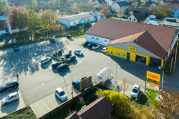 Möglingen Ludwigsburger Straße mit Parkplatz